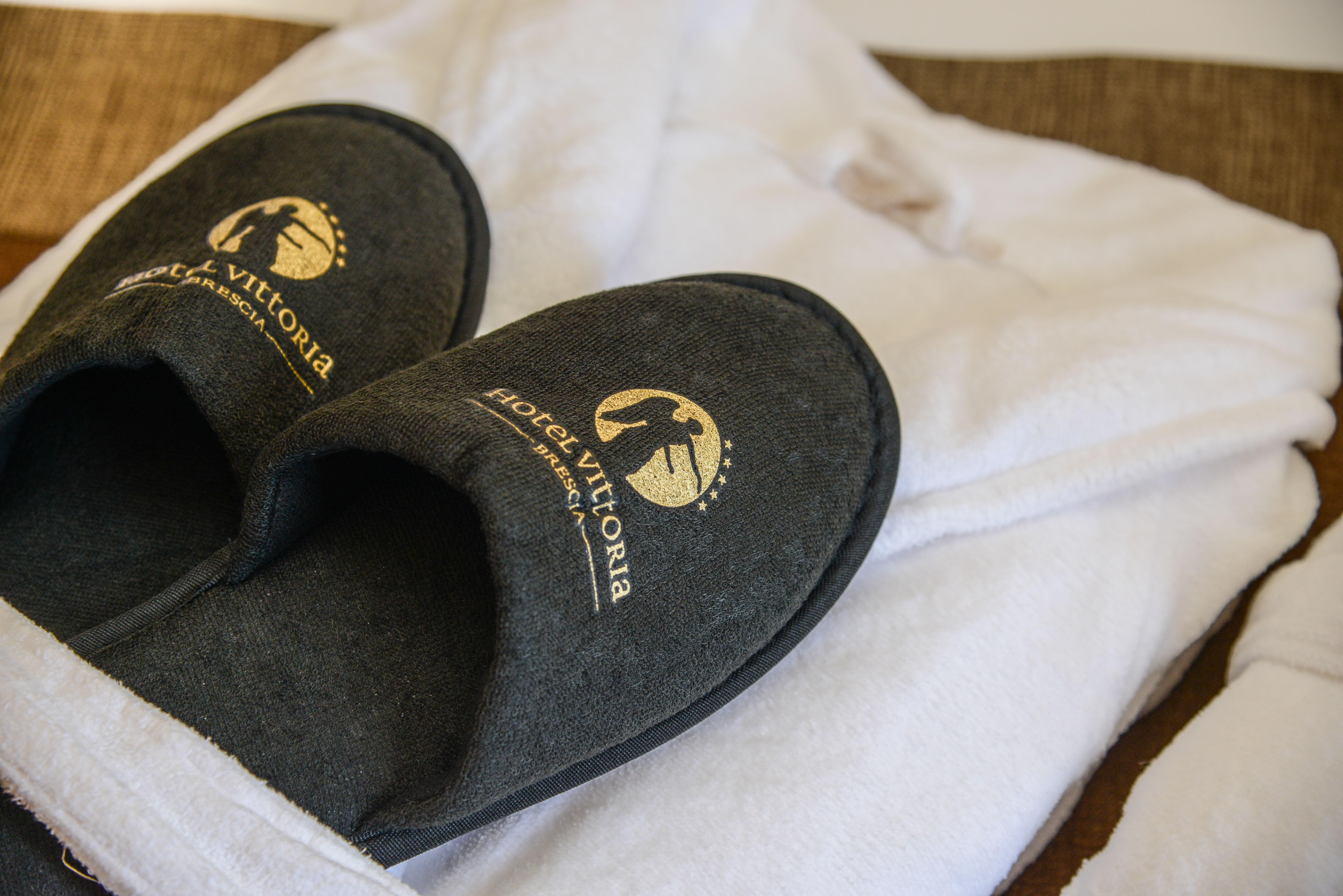 Hotel Vittoria Μπρέσια Εξωτερικό φωτογραφία Slippers and bathrobe