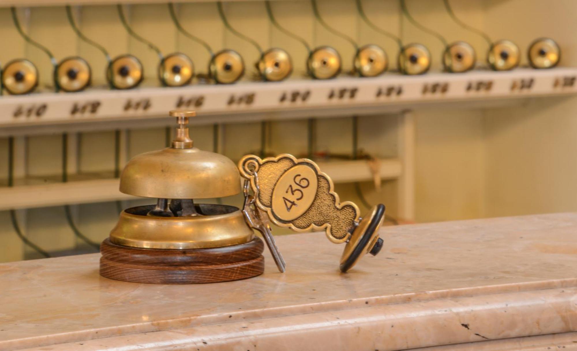 Hotel Vittoria Μπρέσια Εξωτερικό φωτογραφία A hotel bell
