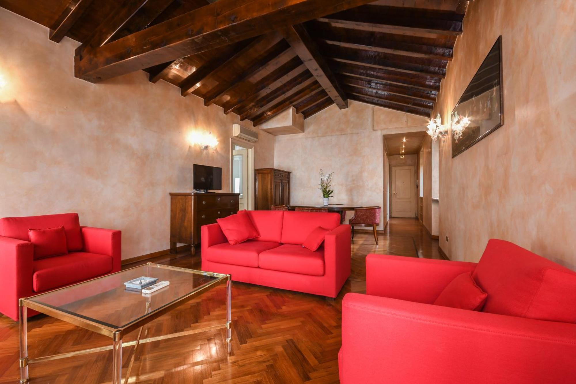 Hotel Vittoria Μπρέσια Εξωτερικό φωτογραφία A living room in a suite at the Hotel Excelsior