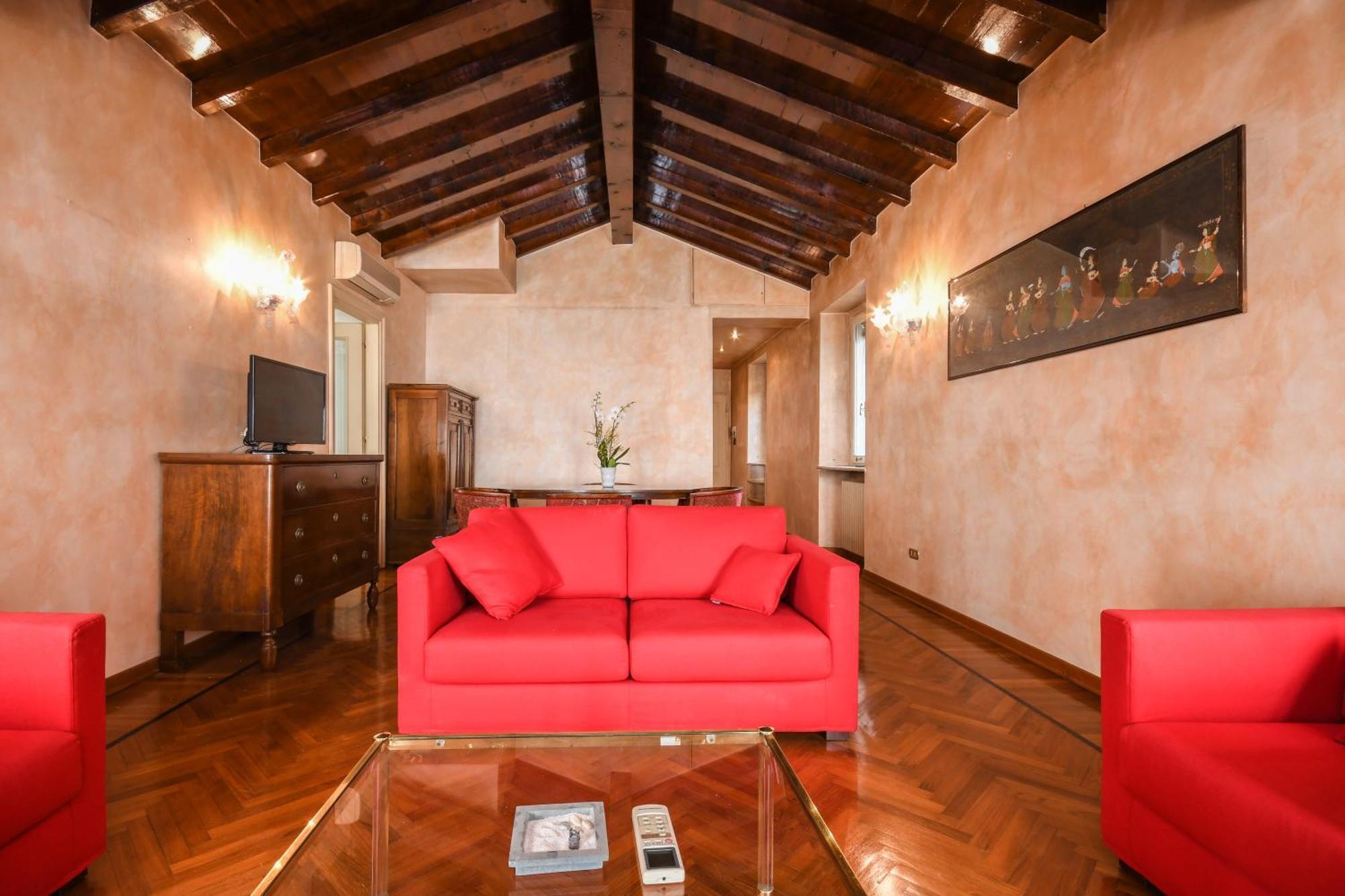 Hotel Vittoria Μπρέσια Εξωτερικό φωτογραφία A living room in a suite at the hotel